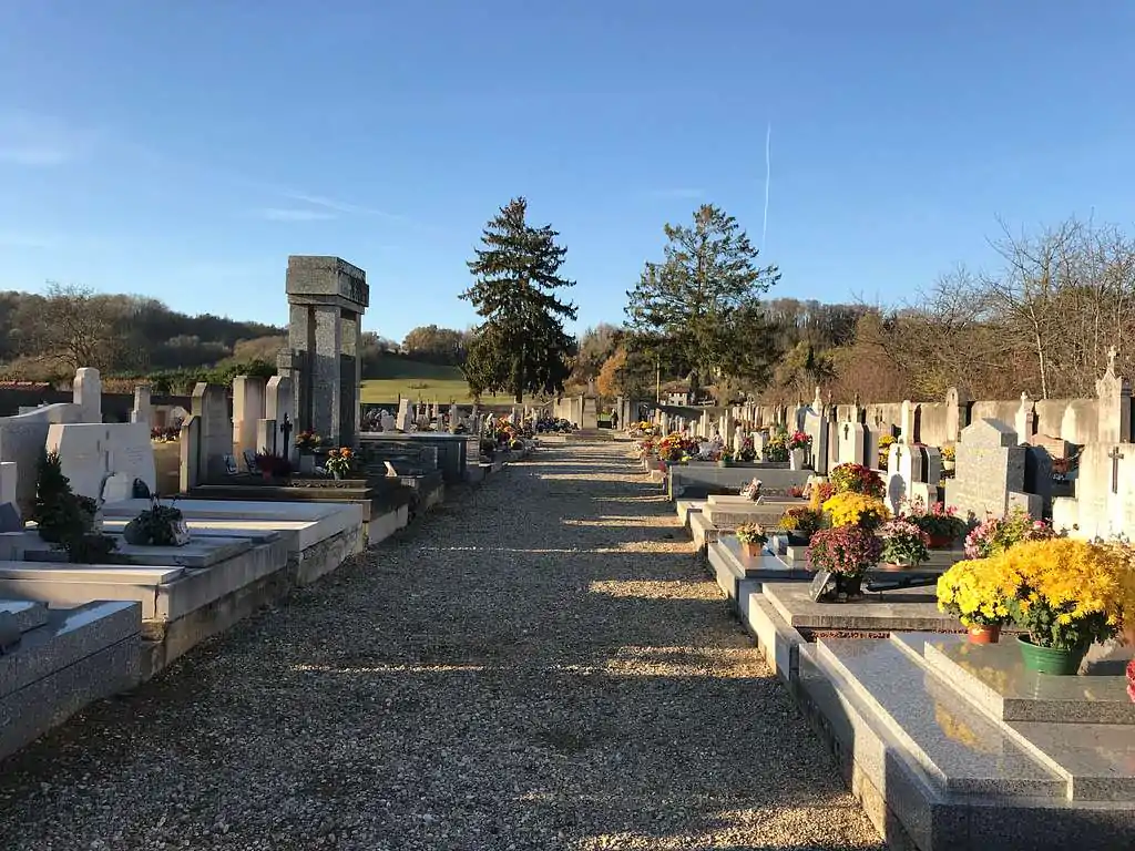 pierres tomabales dans un cimetière