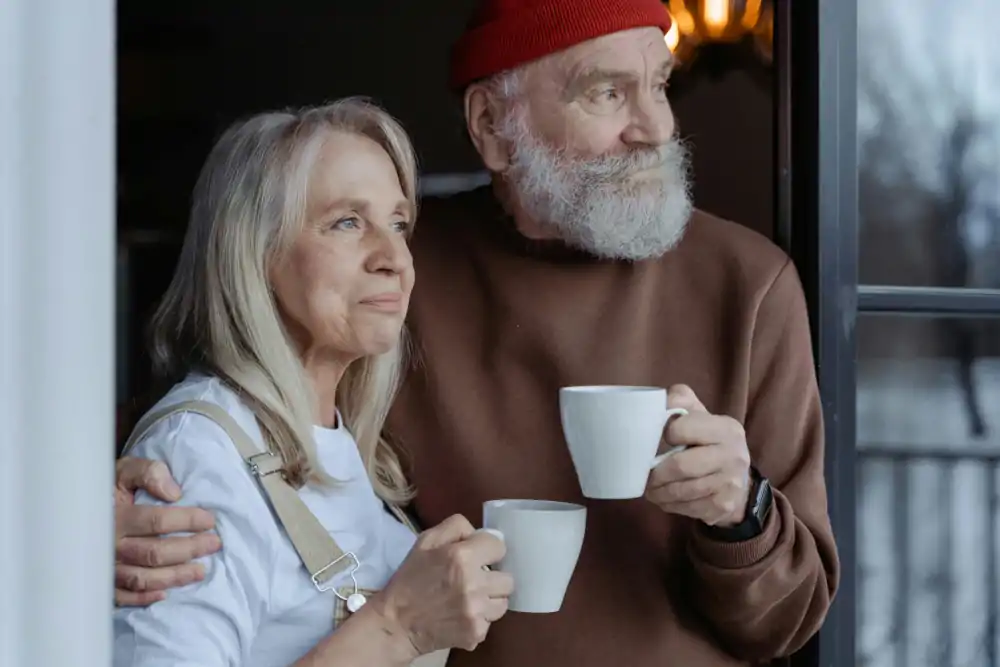 un couple heureux car ils ont préparés leurs obsèques